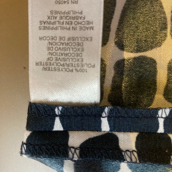 Jones New York navy/white sleeveless blouse with short side slits - Picture 5 of 6